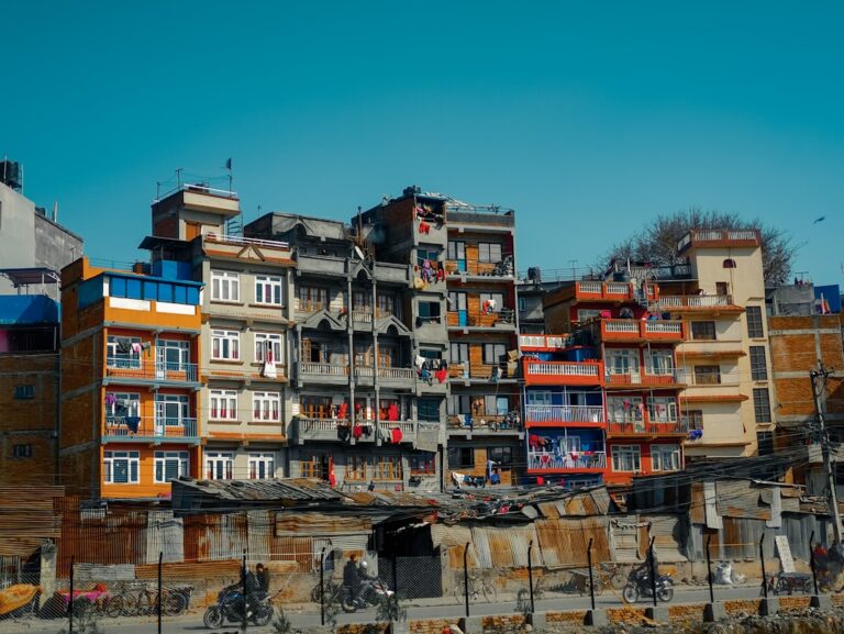 a bunch of buildings that are next to each other